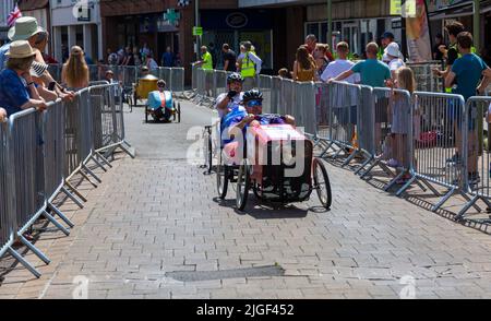 Ringwood, Hampshire, Royaume-Uni. 10th juillet 2022. Le Grand Prix de la voiture à pédales britannique a eu lieu pour la première fois dans la ville de Ringwood en 1987. L'événement attire désormais des milliers de spectateurs chaque année pour observer les « voitures » lorsqu'elles tournent autour de la piste en ville. Les foules affluent pour voir l'excitation par une chaude journée ensoleillée. Crédit : Carolyn Jenkins/Alay Live News Banque D'Images