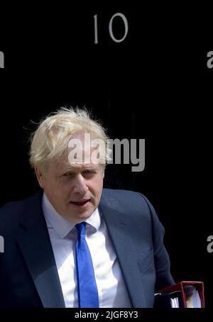 Le Premier ministre britannique Boris Johnson quitte 10 Downing Street pour les premiers ministres questions à la Chambre des communes, le 6th juillet 2022, la veille Banque D'Images