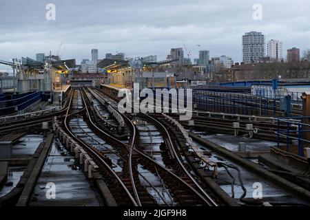 Vue vers West India Quay Docklands Light Railway Station Banque D'Images