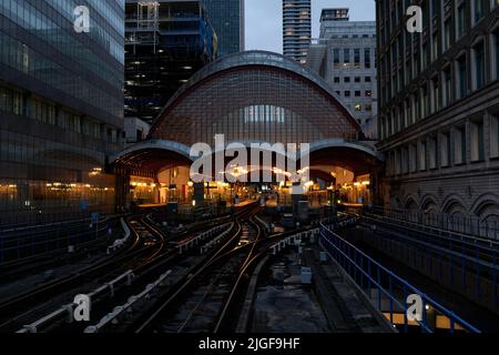 Canary Wharf Docklands Light Railway Station au crépuscule Banque D'Images