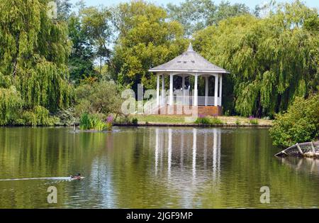 Bandstand sur l'île à Watermead, Aylesbury, Buckinghamshire, Angleterre, Royaume-Uni Banque D'Images