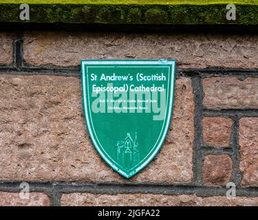 Une plaque à l'extérieur de la cathédrale d'Inverness, également connue sous le nom de cathédrale St Andrews, dans la ville d'Inverness, en Écosse. Banque D'Images