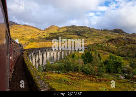 Vue depuis le célèbre train à vapeur Jacobite Express qui traverse le célèbre viaduc de Glenfinnan dans les Highlands d'Écosse, au Royaume-Uni. Banque D'Images