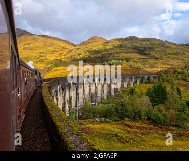 Vue depuis le célèbre train à vapeur Jacobite Express qui traverse le célèbre viaduc de Glenfinnan dans les Highlands d'Écosse, au Royaume-Uni. Banque D'Images