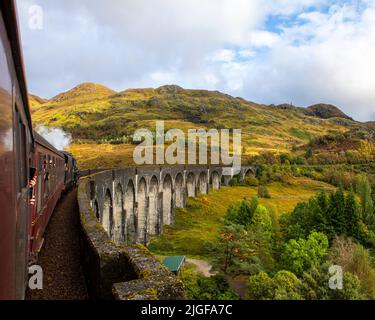 Vue depuis le célèbre train à vapeur Jacobite Express qui traverse le célèbre viaduc de Glenfinnan dans les Highlands d'Écosse, au Royaume-Uni. Banque D'Images