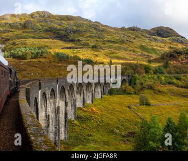 Vue depuis le célèbre train à vapeur Jacobite Express qui traverse le célèbre viaduc de Glenfinnan dans les Highlands d'Écosse, au Royaume-Uni. Banque D'Images