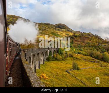 Vue depuis le célèbre train à vapeur Jacobite Express qui traverse le célèbre viaduc de Glenfinnan dans les Highlands d'Écosse, au Royaume-Uni. Banque D'Images