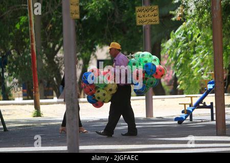 10 juillet 2022, Naplouse, Cisjordanie, Palestine : un palestinien vend des jouets lors des célébrations d'Eid al-Adha dans la ville de Naplouse, en Cisjordanie. (Credit image: © Nasser Ishtayeh/SOPA Images via ZUMA Press Wire) Banque D'Images