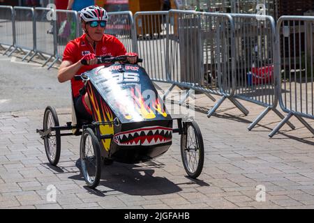 Ringwood, Hampshire, Royaume-Uni. 10th juillet 2022. Le Grand Prix de la voiture à pédales britannique a eu lieu pour la première fois dans la ville de Ringwood en 1987. L'événement attire désormais des milliers de spectateurs chaque année pour observer les « voitures » lorsqu'elles tournent autour de la piste en ville. Les foules affluent pour voir l'excitation par une chaude journée ensoleillée. Crédit : Carolyn Jenkins/Alay Live News Banque D'Images