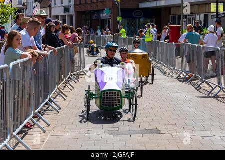 Ringwood, Hampshire, Royaume-Uni. 10th juillet 2022. Le Grand Prix de la voiture à pédales britannique a eu lieu pour la première fois dans la ville de Ringwood en 1987. L'événement attire désormais des milliers de spectateurs chaque année pour observer les « voitures » lorsqu'elles tournent autour de la piste en ville. Les foules affluent pour voir l'excitation par une chaude journée ensoleillée. Crédit : Carolyn Jenkins/Alay Live News Banque D'Images