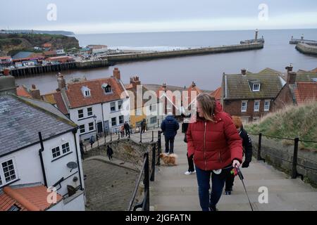 Femme grimpant les 199 marches de Whitby Banque D'Images