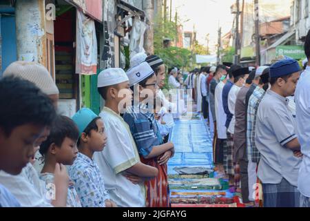 Indonésie. 10th juillet 2022. Les musulmans effectuent une prière matinale marquant les vacances d'Eid al-Adha dans une rue à Jakarta, Indonésie, dimanche, 10 juillet 2022. EID al-Adha est l'une des deux fêtes les plus saintes de musulmans célébrées chaque année. Il marque le pèlerinage musulman annuel (Hajj) pour visiter la Mecque, le lieu le plus sacré de l'Islam. (Photo de Ahmad SolehSipa USA) crédit: SIPA USA/Alay Live News Banque D'Images