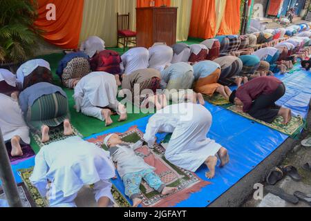 Indonésie. 10th juillet 2022. Les musulmans effectuent une prière matinale marquant les vacances d'Eid al-Adha dans une rue à Jakarta, Indonésie, dimanche, 10 juillet 2022. EID al-Adha est l'une des deux fêtes les plus saintes de musulmans célébrées chaque année. Il marque le pèlerinage musulman annuel (Hajj) pour visiter la Mecque, le lieu le plus sacré de l'Islam. (Photo de Ahmad SolehSipa USA) crédit: SIPA USA/Alay Live News Banque D'Images