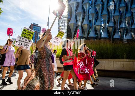 Londres, Royaume-Uni. 9th juillet 2022. (NOTE AUX ÉDITEURS : l'image contient des propos injurieux.) Des centaines de personnes arrivent à l'ambassade des États-Unis pour protester contre la décision de la Cour suprême des États-Unis d'annuler le précédent Roe c. Wade, qui date de près d'un demi-siècle, garantissant le droit constitutionnel à l'avortement. La marche a été organisée en solidarité avec ceux qui ont participé à des manifestations à travers les États-Unis contre la décision de la Cour suprême. Crédit : Mark Kerrison/Alamy Live News Banque D'Images