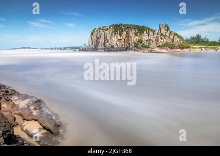 Au-dessus des falaises de Torres Beach, Rio Grande do Sul, sud du Brésil - longue exposition Banque D'Images