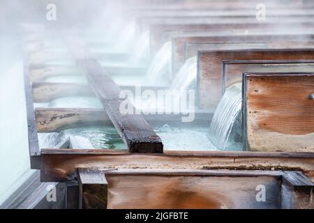 Yubatake Onsen, caisses en bois de source chaude avec eau minérale à Kusatsu, Gunma, Japon. Le Yubatake est utilisé pour refroidir l'eau chaude de source. Banque D'Images