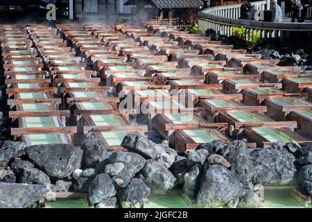 Yubatake Onsen, caisses en bois de source chaude avec eau minérale à Kusatsu, Gunma, Japon. Le Yubatake est utilisé pour refroidir l'eau chaude de source. Banque D'Images