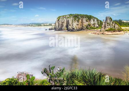 Au-dessus des falaises de Torres Beach, Rio Grande do Sul, sud du Brésil - longue exposition Banque D'Images