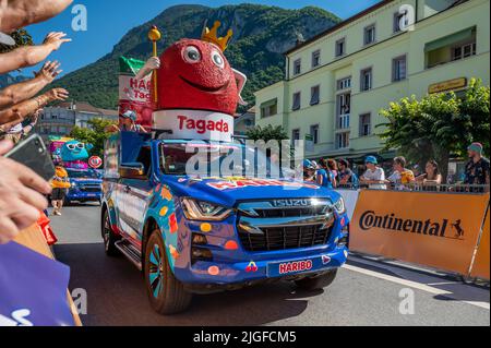 Aigle, canton du Valais, Suisse -10.07.2022: Passage d'une voiture publicitaire de Haribo dans la caravane du célèbre Tour de France en Suisse. Banque D'Images