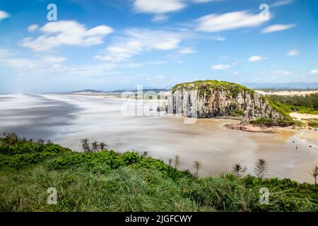 Au-dessus des falaises de Torres Beach, Rio Grande do Sul, sud du Brésil - longue exposition Banque D'Images