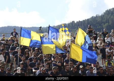 Mezzano, Italie. 09th juillet 2022. Les fans d'Hellas Verona montrent leur soutien pendant Hellas Verona vs US Primiero, 1Â° frendly match pré-saison Serie A Tim 2022-23, au 'Centro Sportivo Intercomunale' Mezzano di Fiera di Primiero (TN), Italie, on 09 juillet 2022. Crédit : Agence photo indépendante/Alamy Live News Banque D'Images