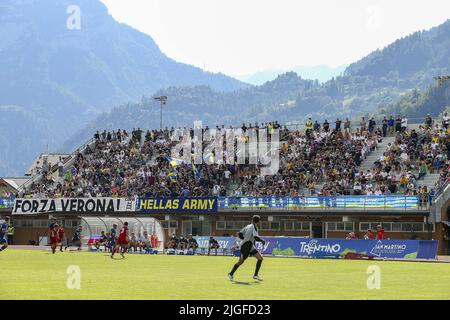 Mezzano, Italie. 09th juillet 2022. Les fans d'Hellas Verona montrent leur soutien pendant Hellas Verona vs US Primiero, 1Â° frendly match pré-saison Serie A Tim 2022-23, au 'Centro Sportivo Intercomunale' Mezzano di Fiera di Primiero (TN), Italie, on 09 juillet 2022. Crédit : Agence photo indépendante/Alamy Live News Banque D'Images