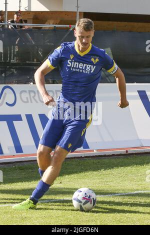 Mezzano, Italie. 09th juillet 2022. Pawel Dawidowicz de Hellas Verona FC udging Hellas Verona vs US Primiero, 1Â° frendly match pré-saison Serie A Tim 2022-23, au 'Centro Sportivo Intercomunale' Mezzano di Fiera di Primiero (TN), Italie, on 09 juillet 2022. Crédit : Agence photo indépendante/Alamy Live News Banque D'Images