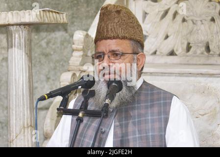 10 juillet 2022, Lahore, Punjab, Pakistan: Les musulmans pakistanais proposent des prières d'Eid al-Adha à la mosquée de Darul Ouloom Jamia Naeemia à Lahore. Les musulmans célèbrent Eid al-Adha ou Fête du sacrifice, la deuxième des deux fêtes islamiques célébrées dans le monde entier marquant la fin du pèlerinage annuel ou du Hajj à la ville sainte saoudienne de la Mecque et marque la volonté du prophète Ibrahim, Abraham aux chrétiens et aux juifs, de sacrifier son fils. Pendant les vacances, qui durent dans la plupart des endroits quatre jours, les musulmans abattent des moutons ou du bétail, distribuent une partie de la viande aux pauvres. (Image de crédit : © Rana Sajid Hu Banque D'Images