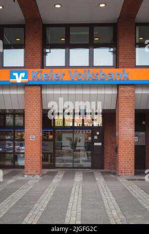 Kiel, Allemagne, 29 mars 2022, entrée de la banque kieler volksbank, tir vertical Banque D'Images