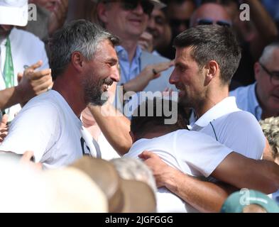 Londres, GBR. 10th juillet 2022. London Wimbledon Championships Day 10/07/2022 Novak Djokovic (SRB) célèbre avec l'entraîneur Goran Ivanisevic après qu'il a gagné les hommes de la finale battant Nick Kyrgios (AUS) dans quatre ensembles crédit: Roger Parker/Alamy Live News Banque D'Images