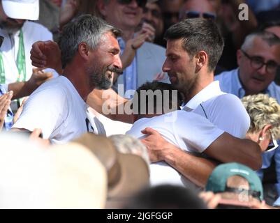 Londres, GBR. 10th juillet 2022. London Wimbledon Championships Day 10/07/2022 Novak Djokovic (SRB) célèbre avec l'entraîneur Goran Ivanisevic après qu'il a gagné les hommes de la finale battant Nick Kyrgios (AUS) dans quatre ensembles crédit: Roger Parker/Alamy Live News Banque D'Images