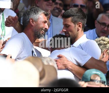 Londres, GBR. 10th juillet 2022. London Wimbledon Championships Day 10/07/2022 Novak Djokovic (SRB) célèbre avec l'entraîneur Goran Ivanisevic après qu'il a gagné les hommes de la finale battant Nick Kyrgios (AUS) dans quatre ensembles crédit: Roger Parker/Alamy Live News Banque D'Images