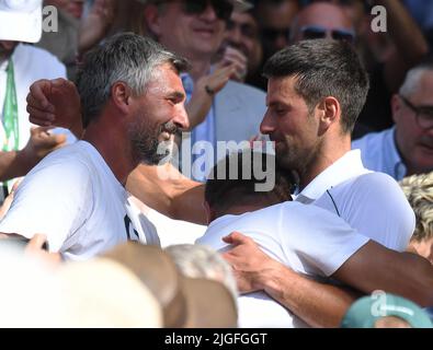 Londres, GBR. 10th juillet 2022. London Wimbledon Championships Day 10/07/2022 Novak Djokovic (SRB) célèbre avec l'entraîneur Goran Ivanisevic après qu'il a gagné les hommes de la finale battant Nick Kyrgios (AUS) dans quatre ensembles crédit: Roger Parker/Alamy Live News Banque D'Images