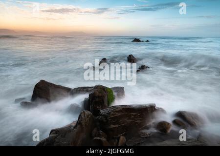 Plage de Barrika à marée haute, pays Basque, Espagne Banque D'Images