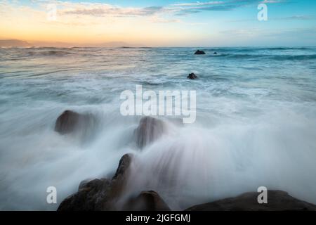 Plage de Barrika à marée haute, pays Basque, Espagne Banque D'Images