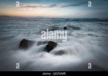 Plage de Barrika à marée haute, pays Basque, Espagne Banque D'Images