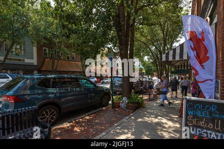 Brevard, Caroline du Nord, Etats-Unis - 25 juin 2022: Le White Squireel est célèbre où, touristes et résidents se mêlent dans cette petite ville où le magasin pittoresque Banque D'Images