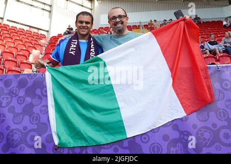 Rotherham, Royaume-Uni. 10th juillet 2022. Rotherham, Angleterre, 10 juillet 2022: Fans de l'Italie lors du match de football européen 2022 du groupe D de l'UEFA Womens entre la France et l'Italie au stade de New York à Rotherham, en Angleterre. (Daniela Porcelli /SPP) crédit: SPP Sport presse photo. /Alamy Live News Banque D'Images