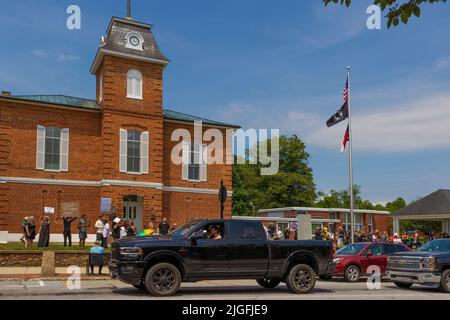 Brevard, Caroline du Nord, États-Unis - 25 juin 2022: Les manifestants au-dessus de la décision de la Cour suprême dans l'affaire Roe c. Wade au palais de justice. Banque D'Images