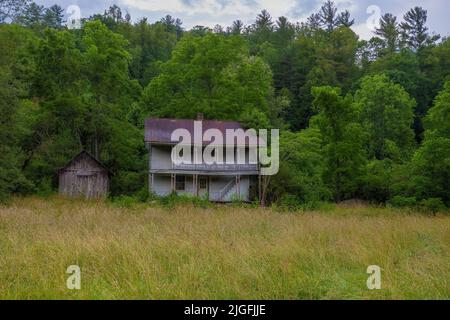 Une ancienne ferme abandonnée vue d'une route de campagne en Caroline du Nord, États-Unis. Banque D'Images