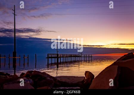 Le soleil se couche sur la baie Heron à Cedar point, le 31 octobre 2020, à Coden, Alabama. Banque D'Images