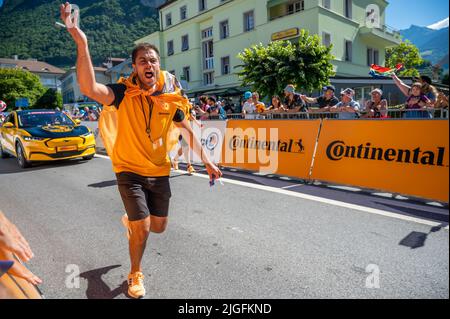 Aigle, canton du Valais, Suisse -10.07.2022: Passage d'une voiture publicitaire de Continental dans la caravane du Tour de France en Suisse. Banque D'Images