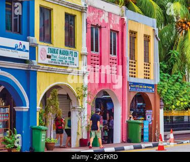 Arcade de boutiques aux couleurs vives sur North Bridge Road à Kampong Glam, ou dans le quartier arabe de la République de Singapour. Kampong Glam est l'un des ol de Singapour Banque D'Images