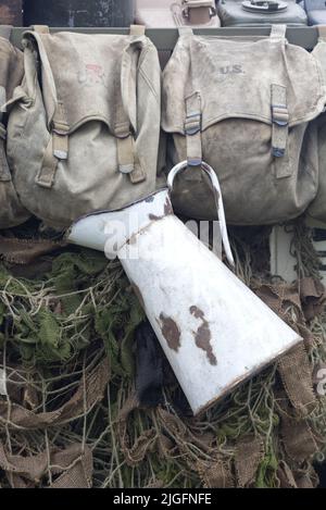 SACS à dos et carafe EN étain de l'armée AMÉRICAINE suspendus à une jeep Banque D'Images