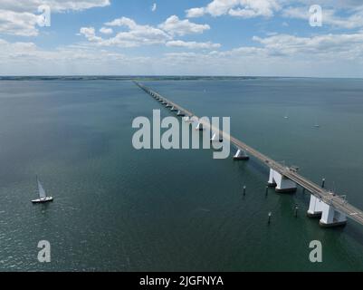 Pont de Zeelandbridge à l'infini dans la vue aérienne de drone de distance. Partie de Delta fonctionne. Infrastructure néerlandaise holland Zeeland. Livraison du transport Banque D'Images