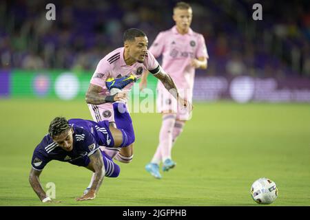 Orlando, FL: Orlando City Forward Facundo Torres (17) dribbles le ballon et est attaqué par le milieu de terrain de l'Inter Miami Bryce Duke (22) pendant un match MLS, Banque D'Images