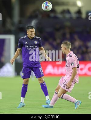 Orlando, FL: Le milieu de terrain d'Orlando César Araújo (5) dirige le ballon lors d'un match MLS contre l'Inter Miami, samedi, 9 juillet 2022, à Explora Banque D'Images