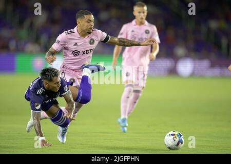 Orlando, FL: Orlando City Forward Facundo Torres (17) dribbles le ballon et est attaqué par le milieu de terrain de l'Inter Miami Bryce Duke (22) pendant un match MLS, Banque D'Images