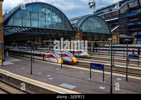 TRAINS LNER à la gare de London Kings Cross. LNER Azuma s'entraîne à la gare de Kings Cross à Londres. Banque D'Images