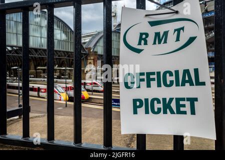 Train Strikes UK - RMT Union Official Picket signe à la gare de Kings Cross à Londres. Banque D'Images